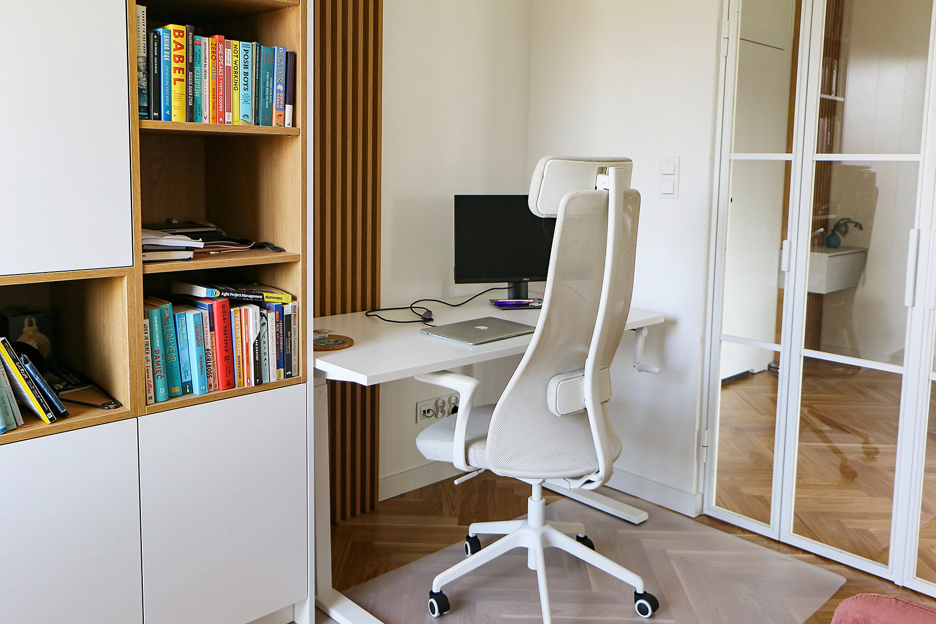 Domowy gabinet — zabudowa z biblioteczką i biurkiem